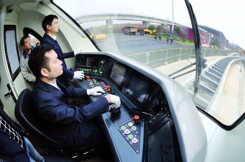 考火車(chē)司機(jī)必須是在職人員嗎？